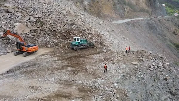 Gümüşhane heyelanında DSİ, yol açma çalışmalarına iş makinesi desteği sağlıyor
