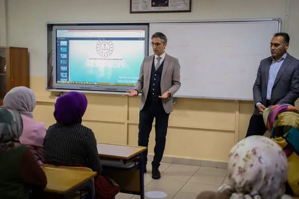 Bayburt İl Milli Eğitim Müdürü, Aile Okulu Eğitimi Kursunu Ziyaret Etti