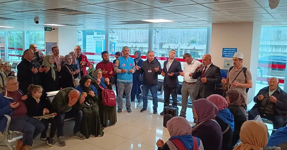 Trabzon’dan Şevval Ayı Umrecileri Dualarla Kutsal Topraklara Uğurlandı