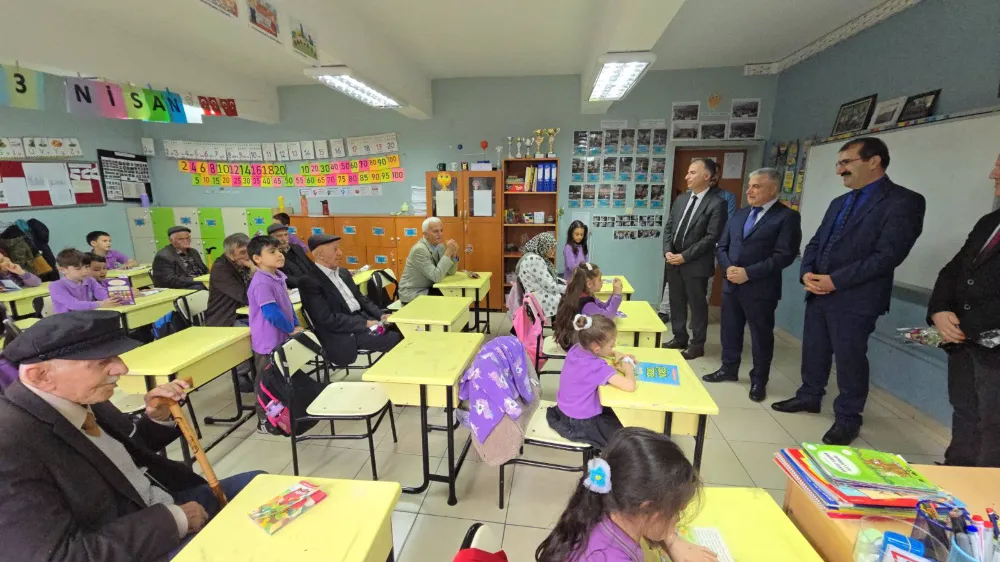 Minik Ellerden Öpülecek Ellere Bayram Sevinci