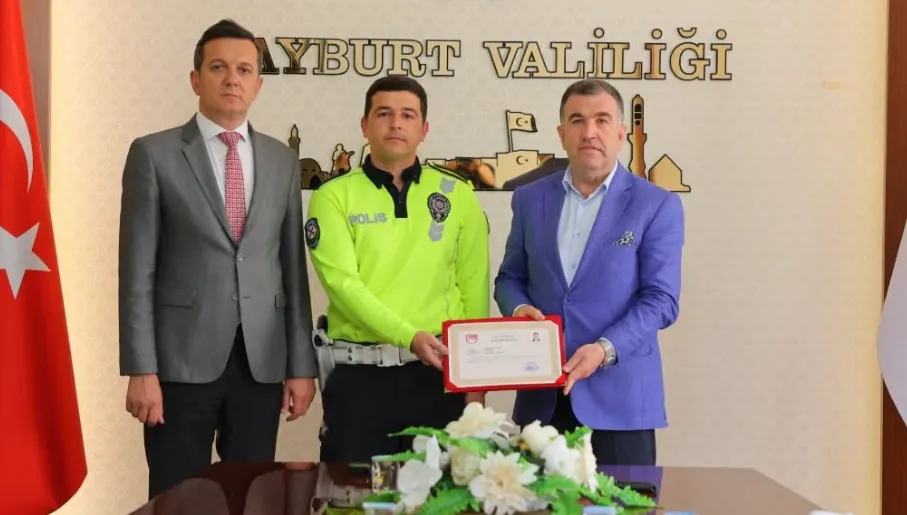 Bayburt’ta Trafik Haftası Kapsamında Emniyet Personeline Başarı Belgesi
