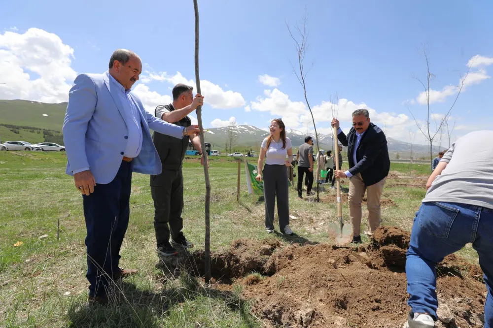 Erzurum Büyükşehir Belediyesi’nden Geleceğe Nefes, Erzurum’a Nefes Fidan Dikim Etkinliği