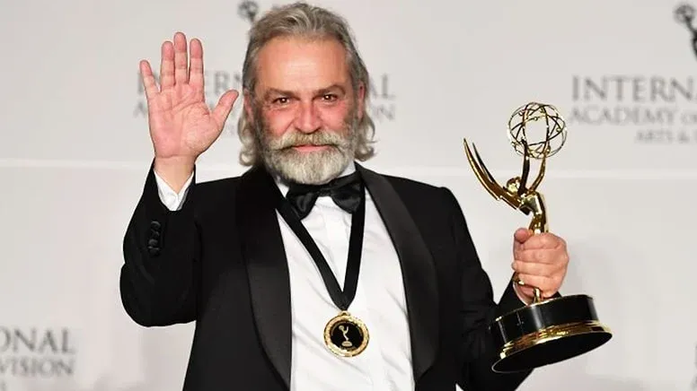 Haluk Bilginer’in Sekizinci Ailedeki Partneri Melisa Döngel Oldu, Sosyal Medya Karıştı
