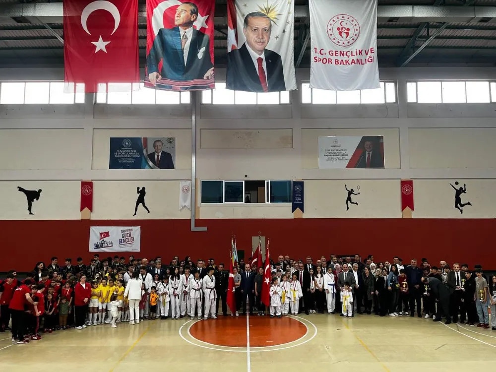 Hopa’da 19 Mayıs Coşkusu Spor Salonuna Sığmadı