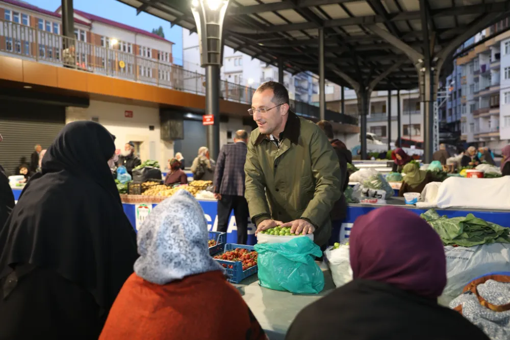 Akçaabat Belediye Başkanı Osman Nuri Ekim, Salı Pazarını Ziyaret Etti
