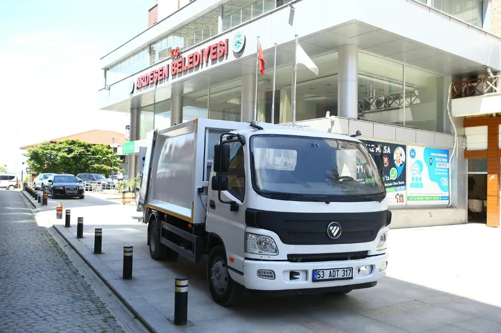 Ardeşen Belediyesi’ne Yeni Çöp Kamyonu Hizmete Girdi