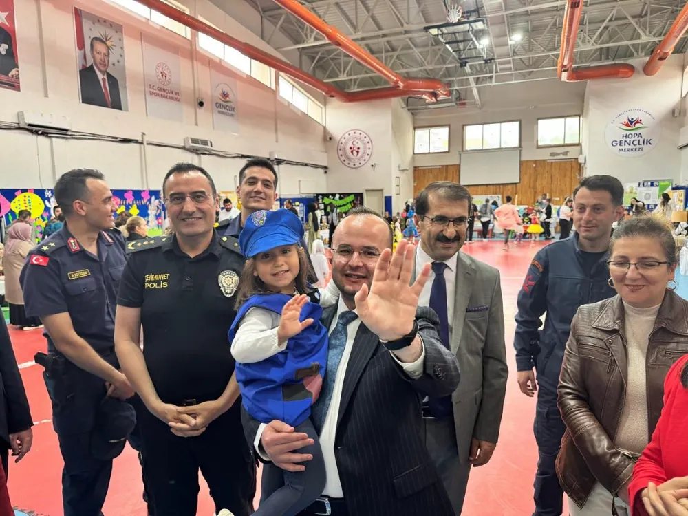 Hopa Kaymakamı Abdullah Arslantürk, eTwinning Projesi Etkinliğinde Öğrencilerle Bir Araya Geldi