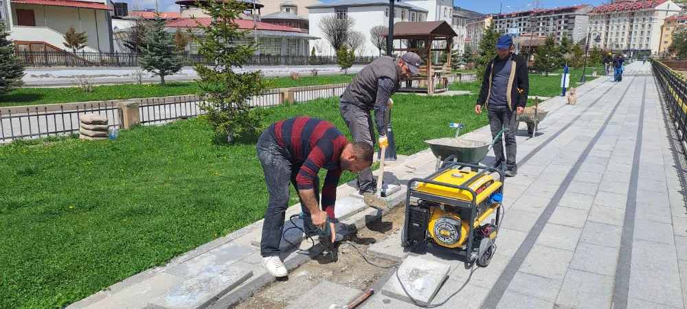 Bayburt Belediyesi Hafta Sonu Mesaisinde Kaldırım Onarım Çalışmalarına Devam Ediyor