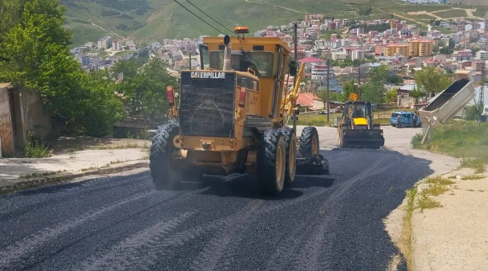 Bayburt Belediyesi Fen İşleri Müdürlüğü Ekipleri Asfalt ve Kaldırım Çalışmalarına Devam Ediyor