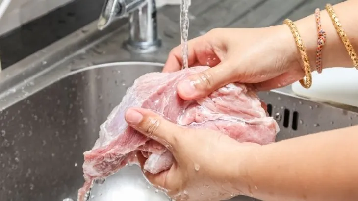 Pişirmeden Önce Et Yıkanır mı? Et Yıkamanın Zararları ve Hijyen Kuralları