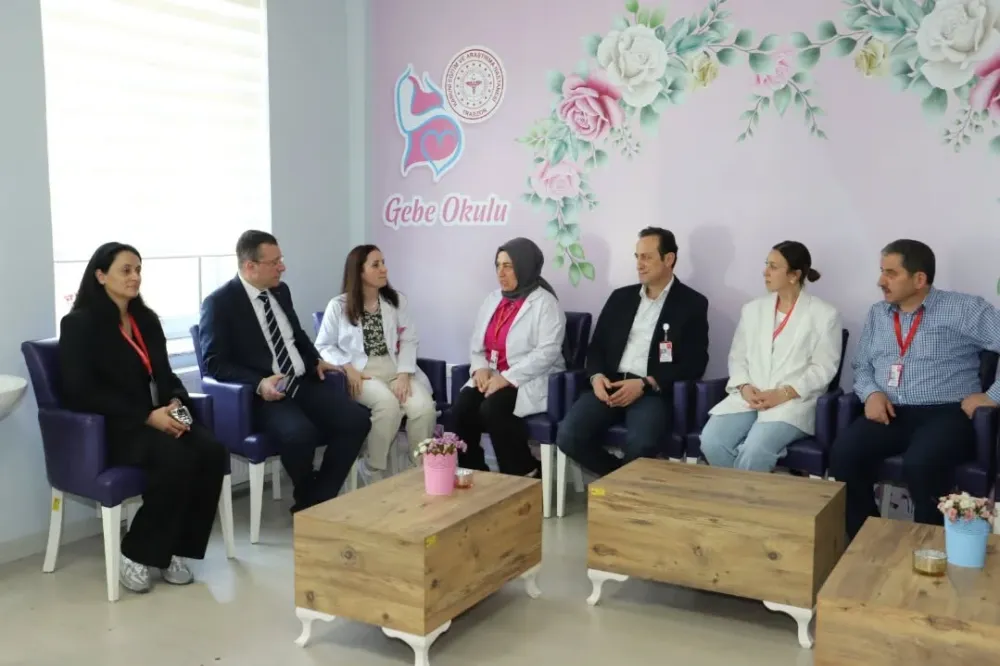Trabzon İl Sağlık Müdürü Dr. Hakan Usta’dan Ebeler Günü’nde Anlamlı Ziyaret