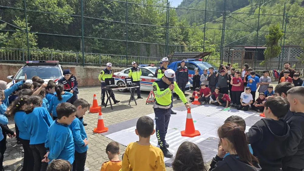 Hopa’da Karayolları Trafik Haftası’nda Öğrencilere Trafik Eğitimi