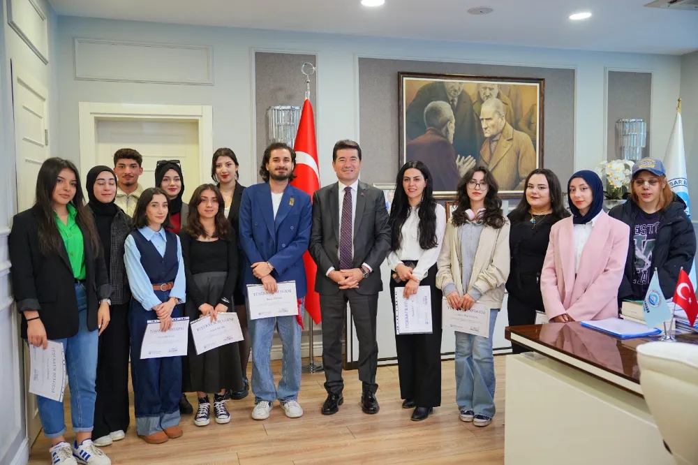 BAŞKAN KAYA, 23 NİSAN FESTİVALİNE KATKI SAĞLAYAN ÖĞRENCİLERE TEŞEKKÜR BELGESİ VERDİ