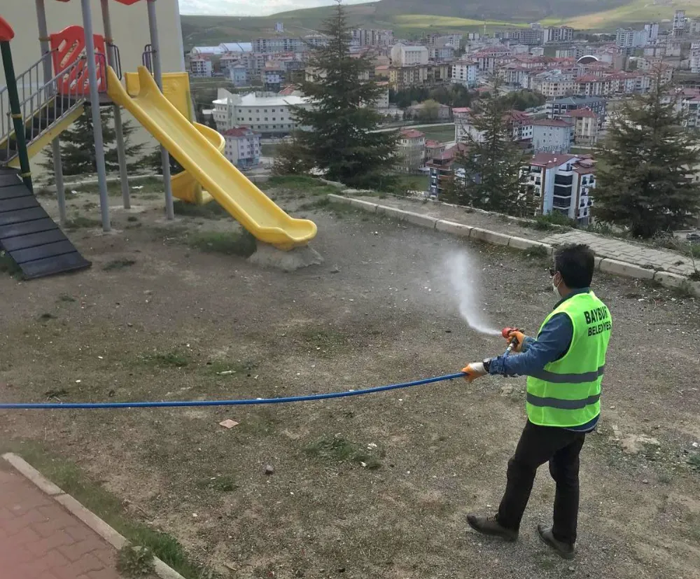 Bayburt’ta Çocuk Parkları ve Yeşil Alanlar İlaçlanıyor