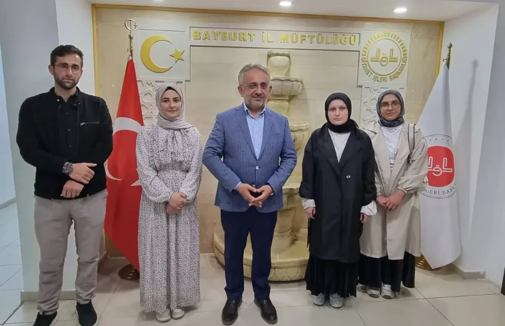 Bayburt’ta Gerçekleştirilen Umre Ödüllü Bilgi Yarışmasında Başarı Gösteren Öğrenciler Ödüllerini Aldı