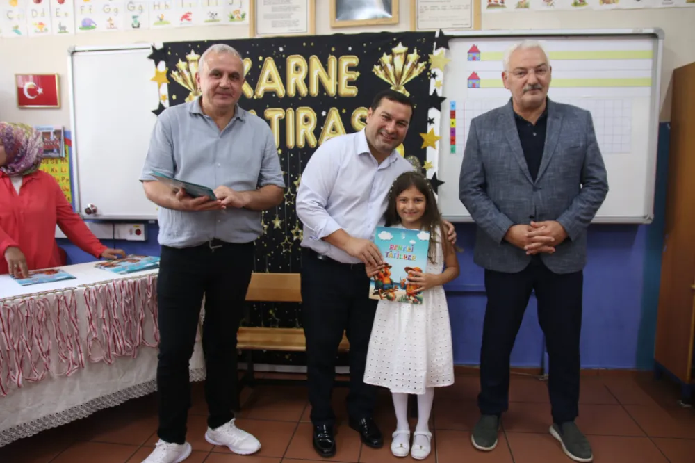 Ardeşen Kaymakamı Altay, karne günü etkinliğinde öğrencilere başarı ödülleri ve teşekkürlerini sundu