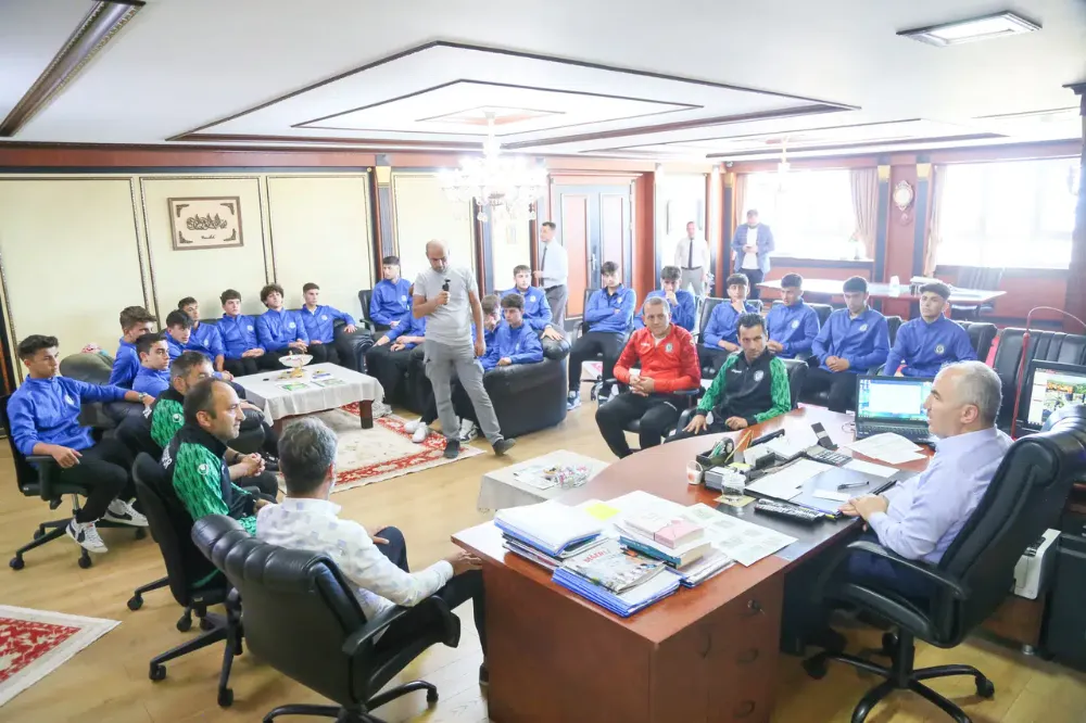 Rize Belediyespor U17 Takımı, Şampiyonluk Kutlamasında Başkan Metin ile Bir Araya Geldi
