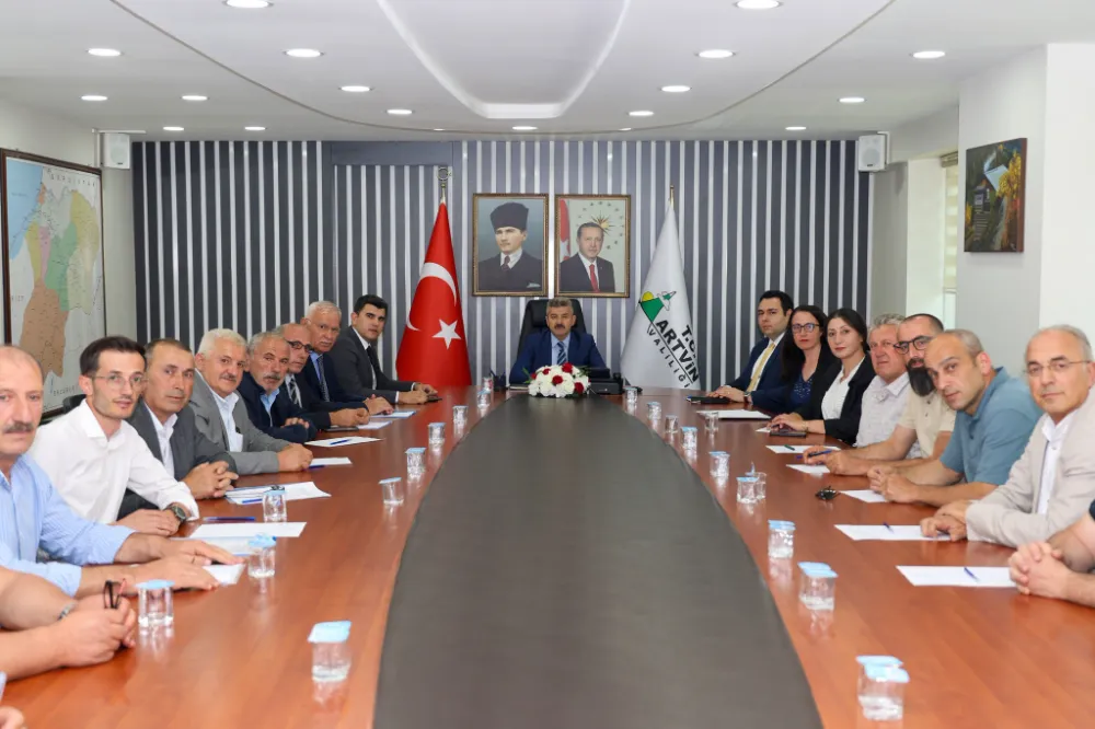 Artvin Valisi Dr. Turan Ergün Muhtarlarla Bir Araya Geldi