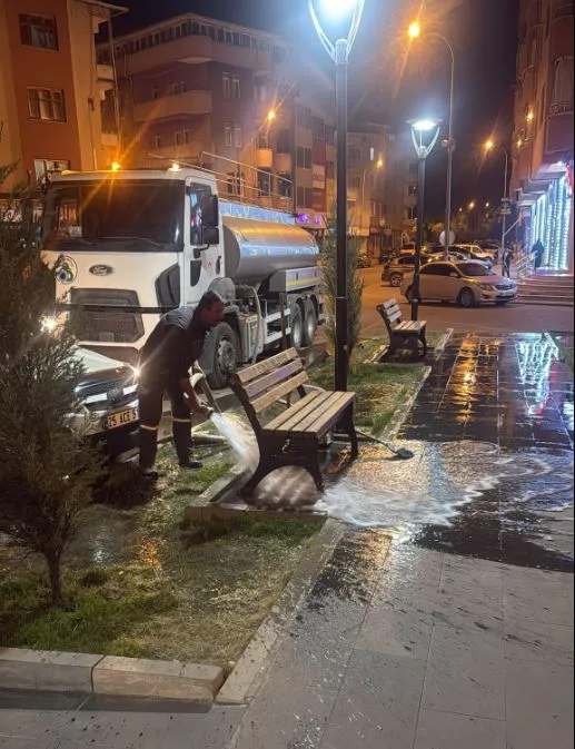 Oltu Belediyesi gece gündüz temizlik ve sulama ile yaşam konforunu artırıyor