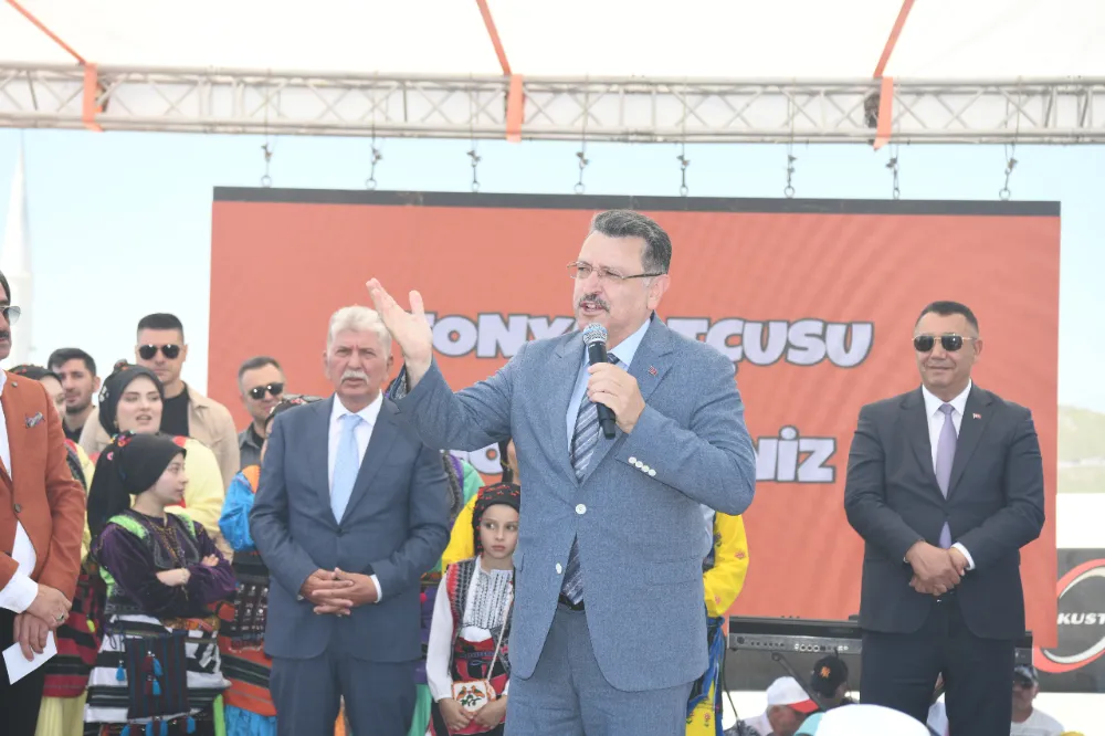 KADIRGA OTÇU ŞENLİĞİ’NDE BAŞKAN GENÇ’TEN YOL MÜJDESİ