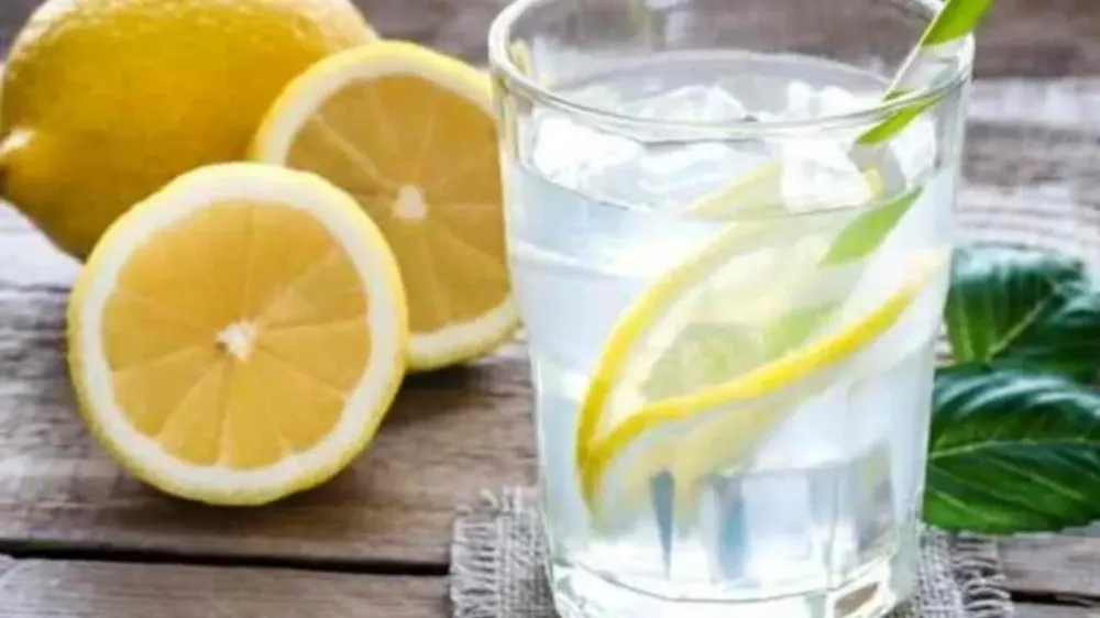 Limonlu Su İçmenin Yan Etkilerine Dikkat: Sağlığınızı Tehlikeye Atmayın!