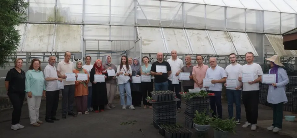 Rize’de çay üreticilerine uygulamalı fidan eğitimi