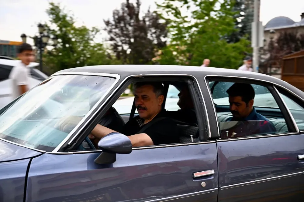 Vali Mustafa Çiftçi, Klasik Otomobil Fuarı Kortejinde Direksiyon Başına Geçti