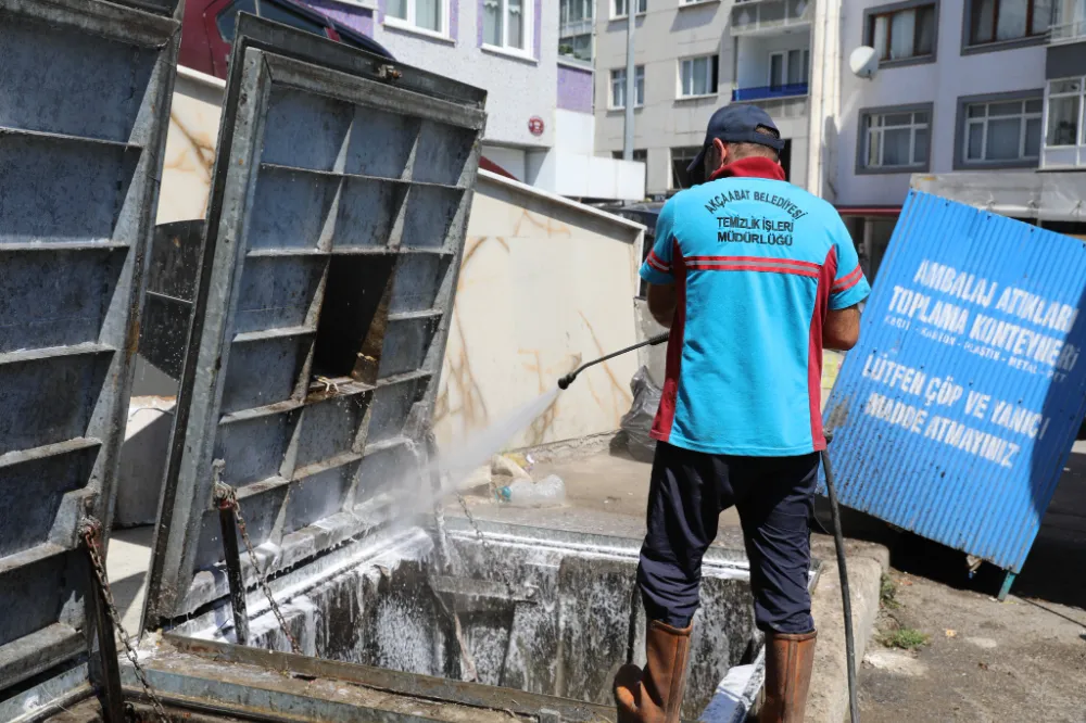  Akçaabat Belediyesi’nden Temizlik Seferberliği: Konteynerler Düzenli Olarak Yıkanıyor