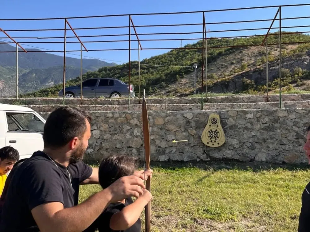 Ardanuç’ta Zafer Bayramı Coşkusu: Dart ve Geleneksel Okçuluk Turnuvaları Düzenlendi
