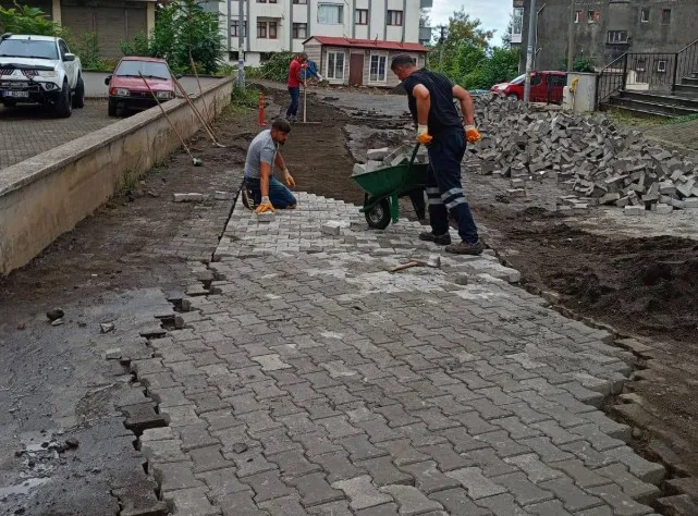 Beşikdüzü’nde Altyapı ve Çevre Çalışmaları Devam Ediyor
