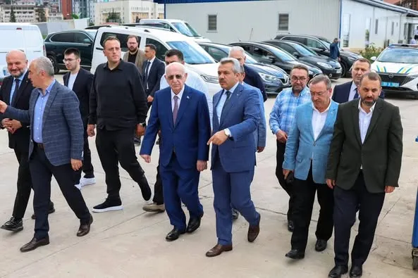 İsmail Kahraman, Rize Millet Bahçesi’ndeki Camii İnşaatında İncelemelerde Bulundu