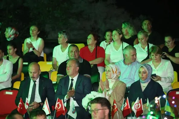 Arhavi Festivali’nde Renkli Gece Programı: Meksika Halk Dansları ve Uğur Işılak Sahne Aldı