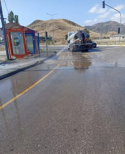 Oltu’da Cadde Yıkama ve Bordür Yenileme Çalışmalarıyla Temizlik Seferberliği