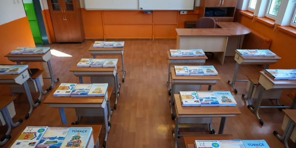 MEB, Ücretsiz Ders Kitaplarını Öğrencilerle Buluşturmaya Yavaş Yavaş Başladı