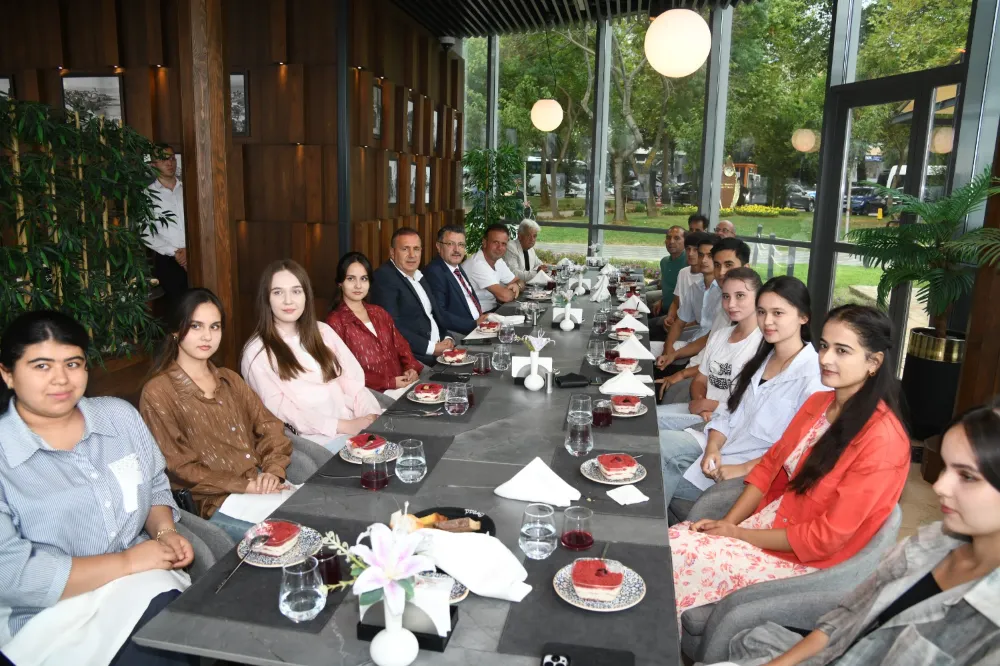 BAŞKAN GENÇ, ÖZBEK ÖĞRENCİLERLE YEMEKTE BULUŞTU