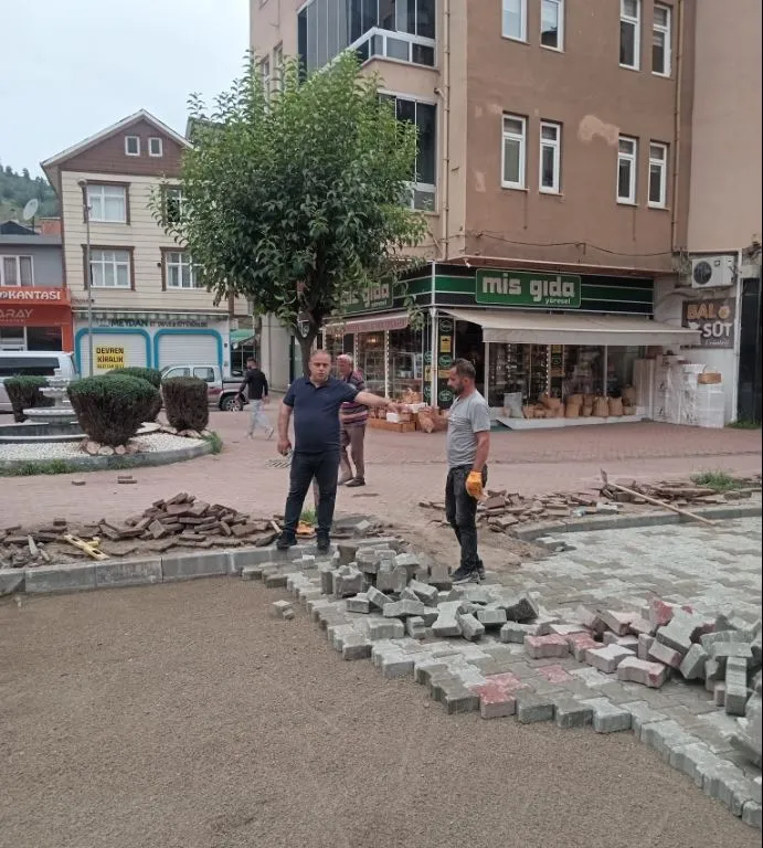 Araklı Belediyesi kilitli parke projelerine hız kesmeden devam ediyor