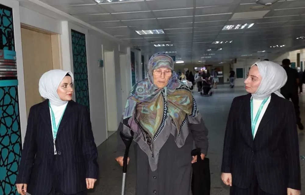 Yalnız hastaları kapıda karşılayıp refakat ediyorlar