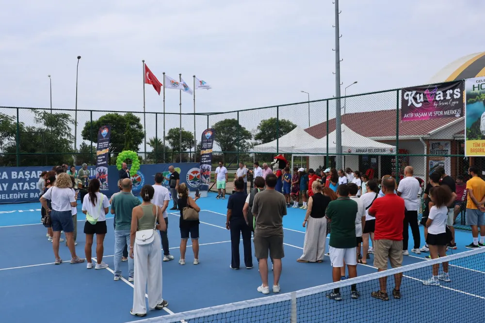 CİHA CUP Tenis Turnuvası sona erdi, genç sporcular ödüllerini aldı