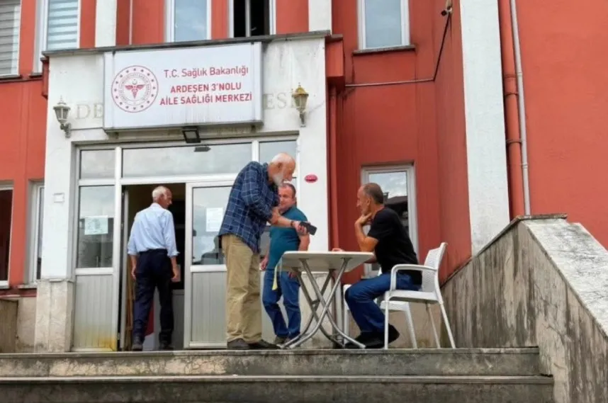 Ardeşen’de Sigara Bırakma Standı Kuruldu: Vatandaşlar Bilgilendiriliyor ve Destekleniyor