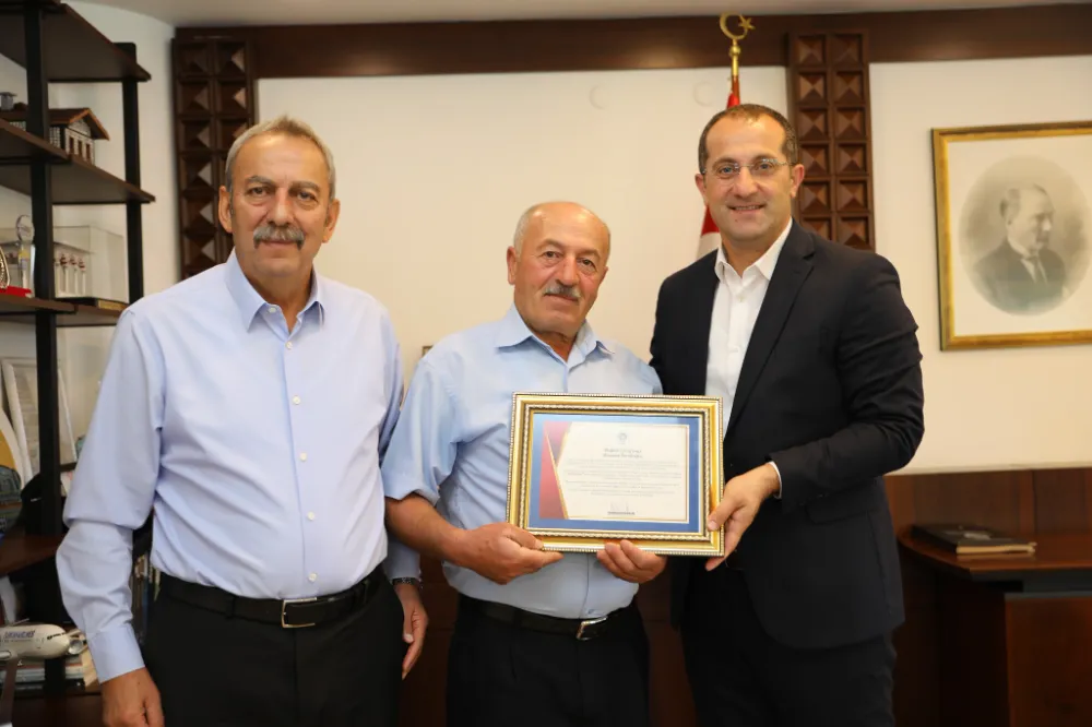 Akçaabat’ta Yılın Ahisi Taş Oyma Ustası Hayri Dertlioğlu’na Belediye Ziyareti