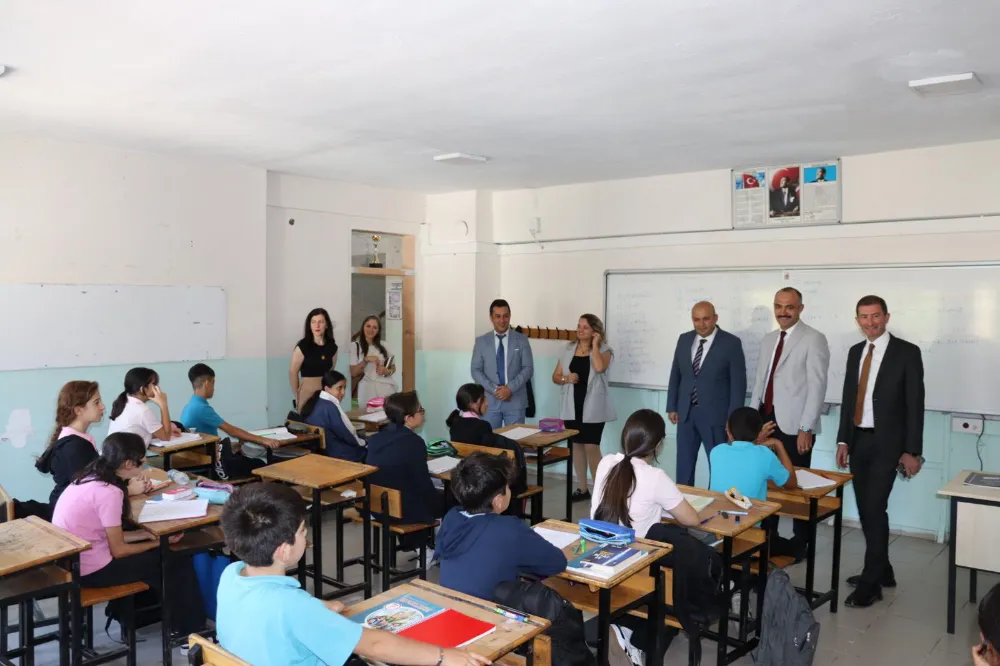Ardanuç Kaymakamı ve Belediye Başkanı Cumhuriyet Ortaokulu’nu Ziyaret Etti