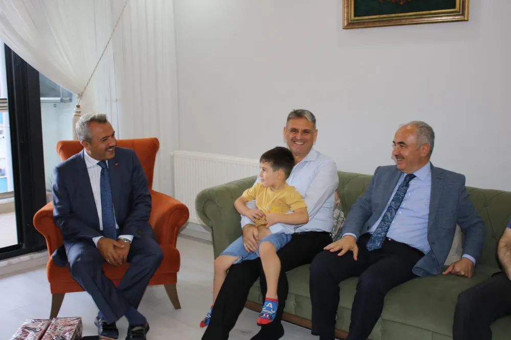 Rize Belediye Başkanı Rahmi Metin, Gaziler Günü Dolayısıyla Kahraman Gaziyi Ziyaret Etti