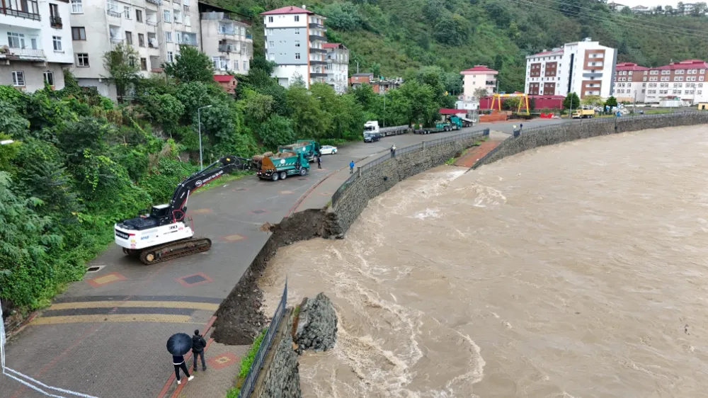 Giresun ve Rize’de Kuvvetli Sağanak Sonrası İş Makineleri Sahada