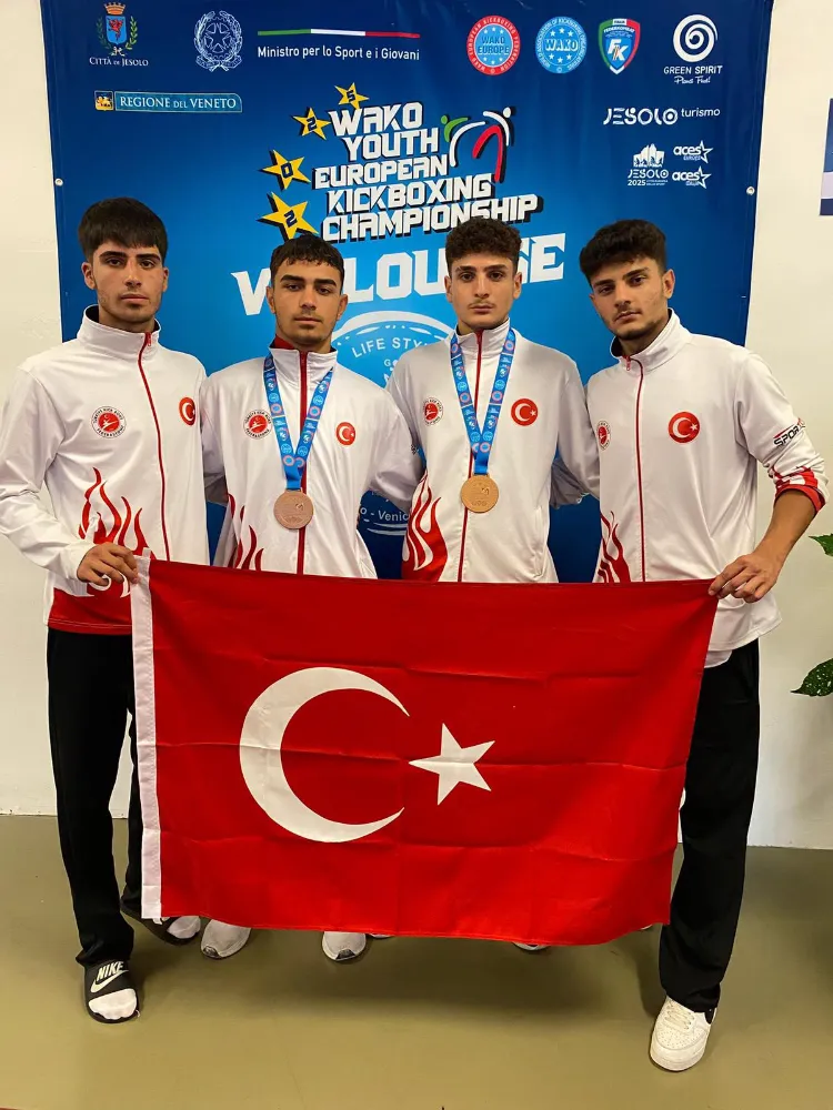 Erzurumlu Kick Boks Sporcuları Avrupa Şampiyonasında Bronz Madalya Kazandı