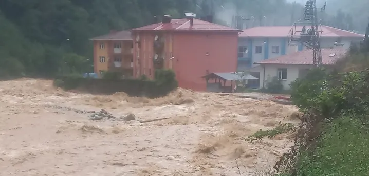 İkizdere’de Dere Islah Duvarları Yıkıldı, Bakan’ın Ayakkabısı Gündem Oldu