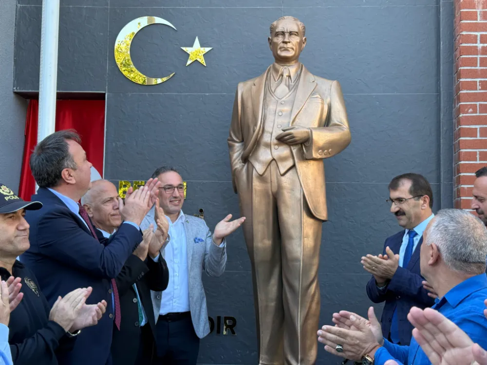 15 Temmuz Anadolu Lisesi’nde Atatürk Büstü Yenilendi