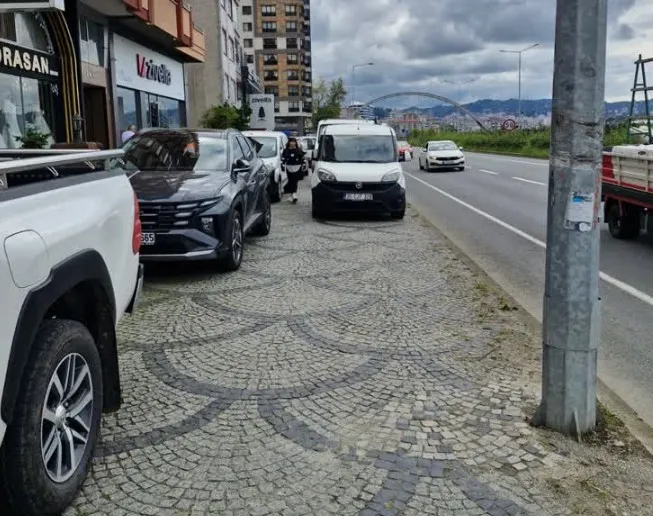 Menderes Bulvarı’nda Yaya Kaldırımlarına Park Sorunu Vatandaşı Zorluyor
