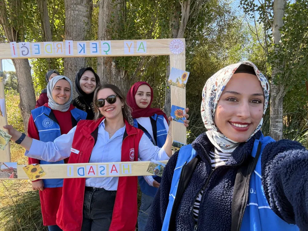 Pasinler Gençlik Merkezi’nden Gönüllü Ayçiçeği Hasadı Etkinliği