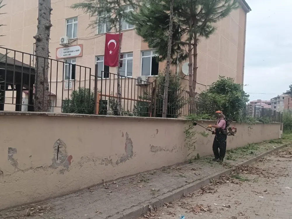 Araklı Belediyesi Okullarda Bahçe Temizlik Çalışmalarını Sürdürüyor