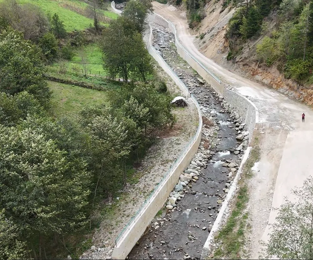 Trabzon Çaykara’da Büyükdere Deresi Taşkın Kontrol İnşaatı Devam Ediyor
